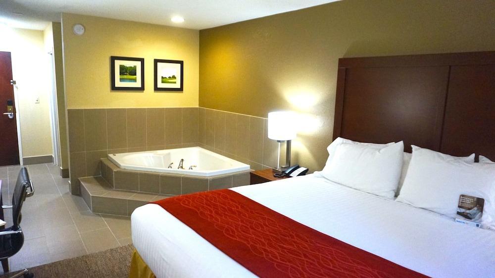 Comfort Inn & Suites Greenwood Near University Buitenkant foto