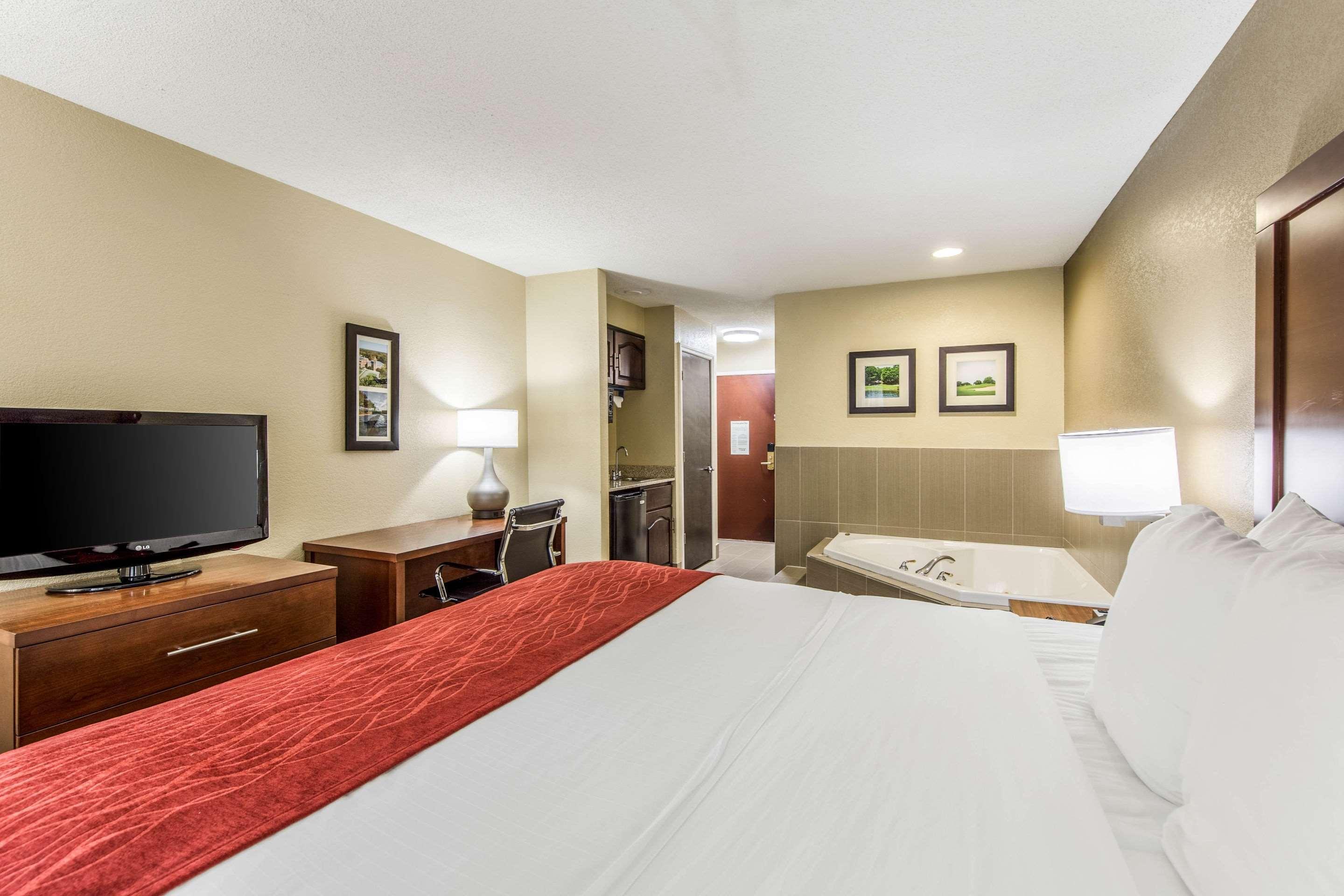 Comfort Inn & Suites Greenwood Near University Buitenkant foto