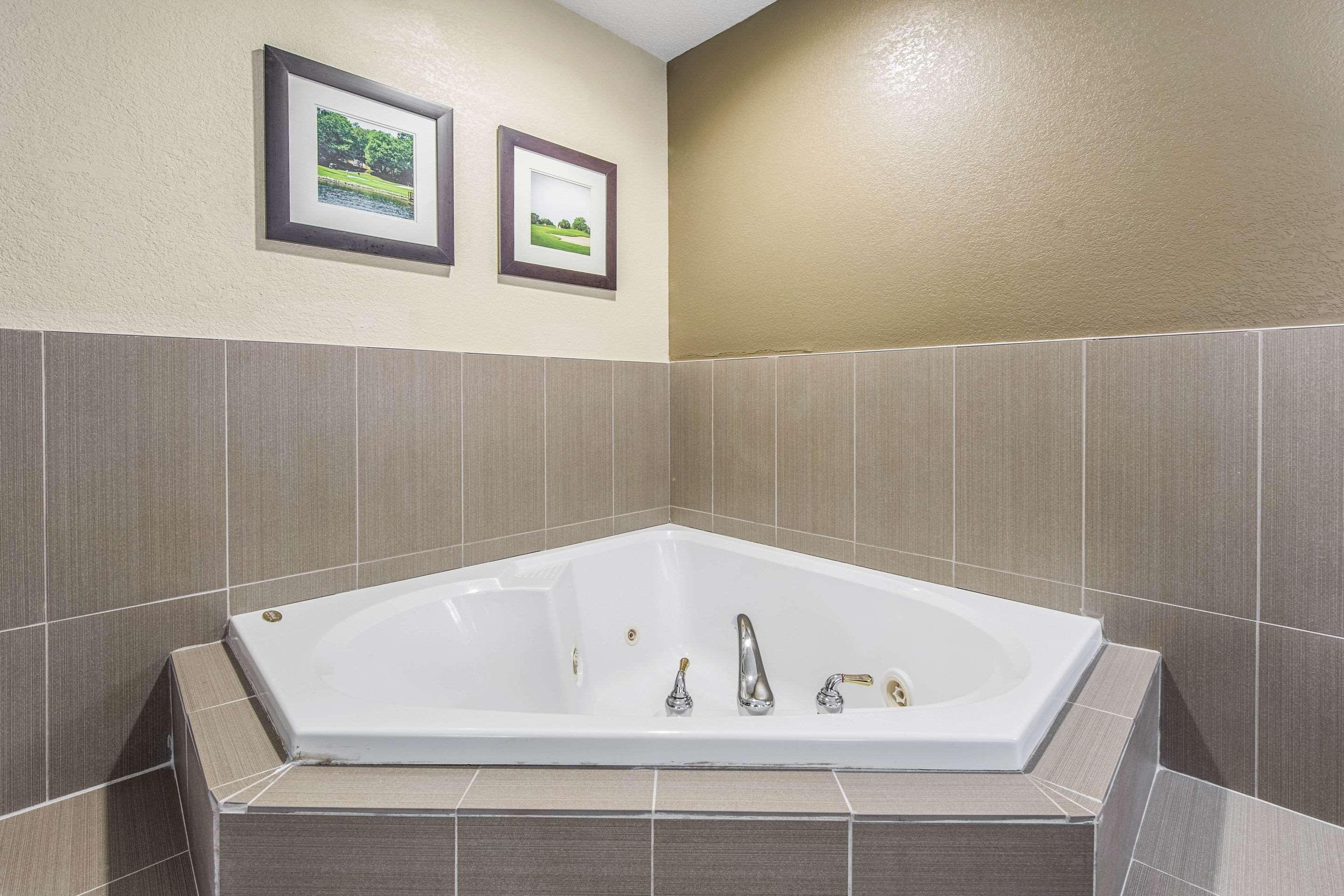Comfort Inn & Suites Greenwood Near University Buitenkant foto