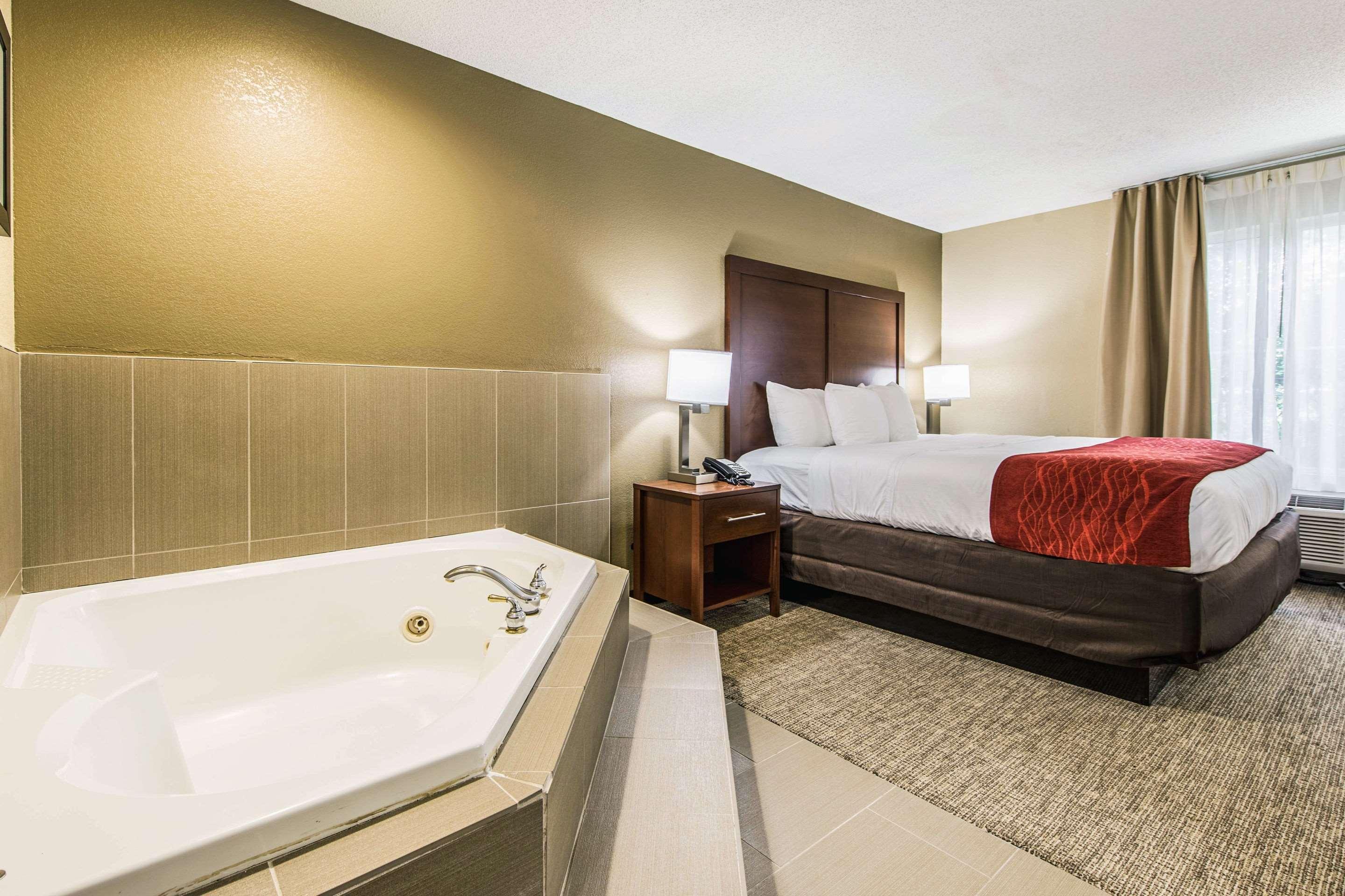 Comfort Inn & Suites Greenwood Near University Buitenkant foto