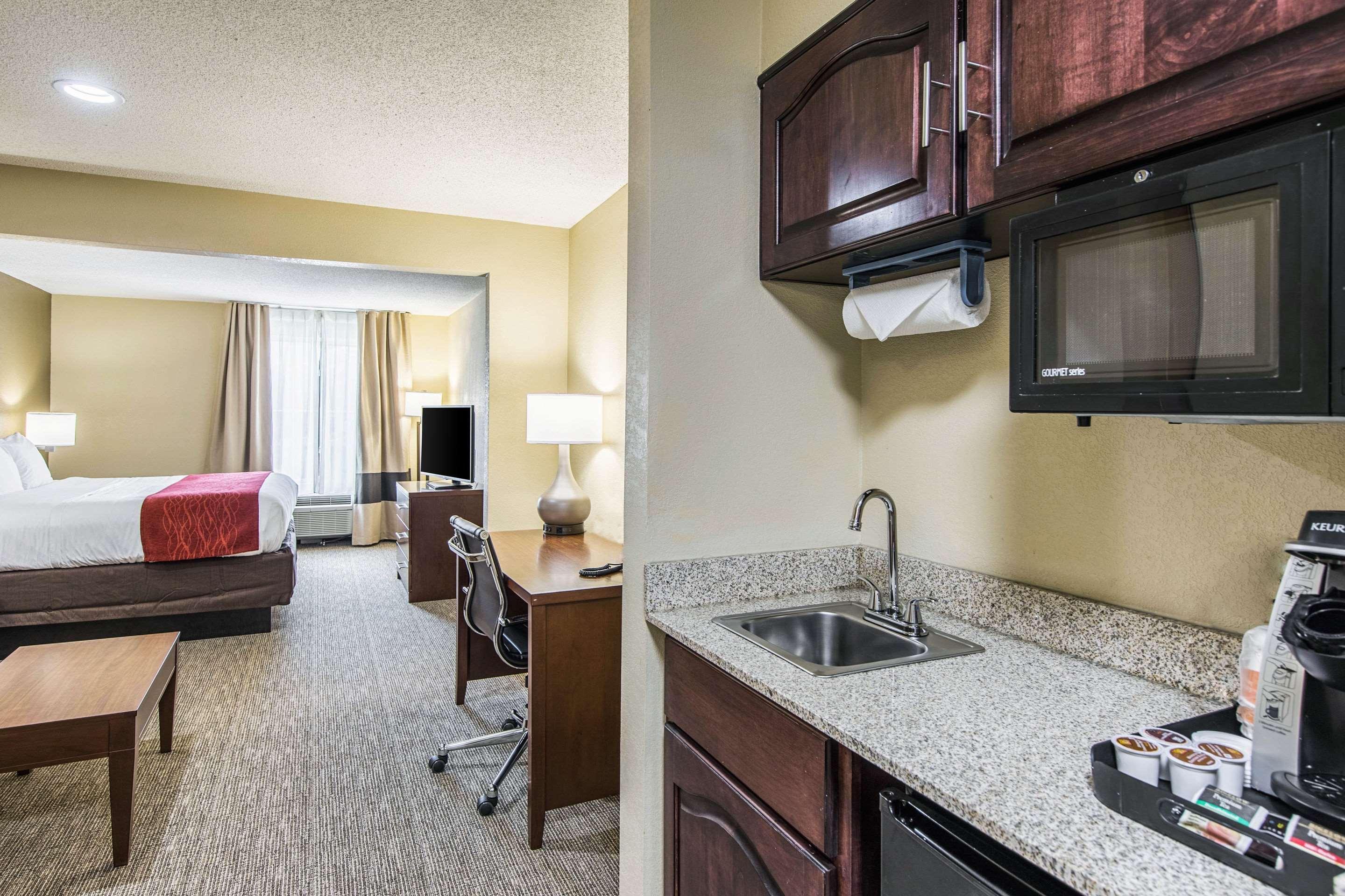 Comfort Inn & Suites Greenwood Near University Buitenkant foto