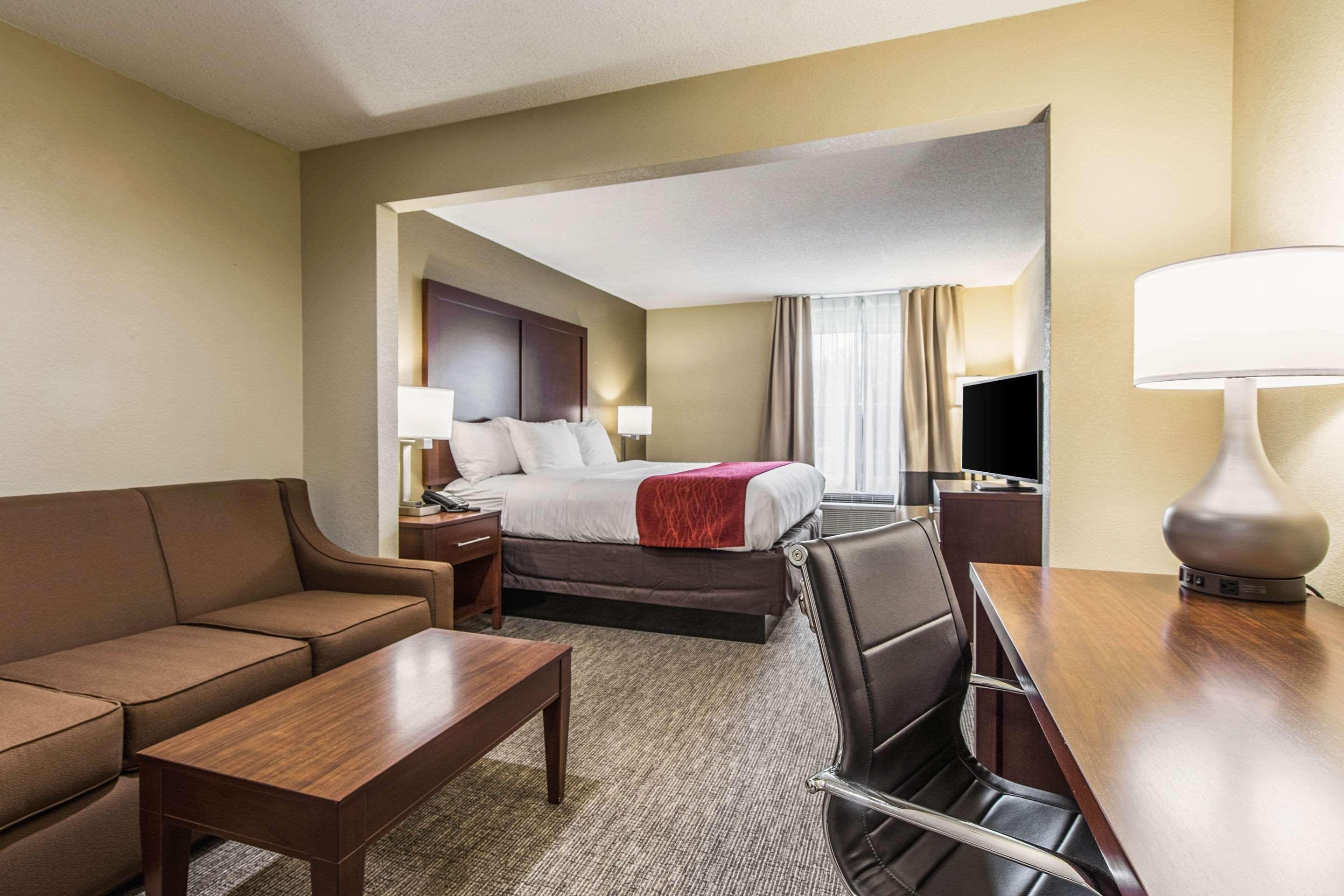 Comfort Inn & Suites Greenwood Near University Buitenkant foto