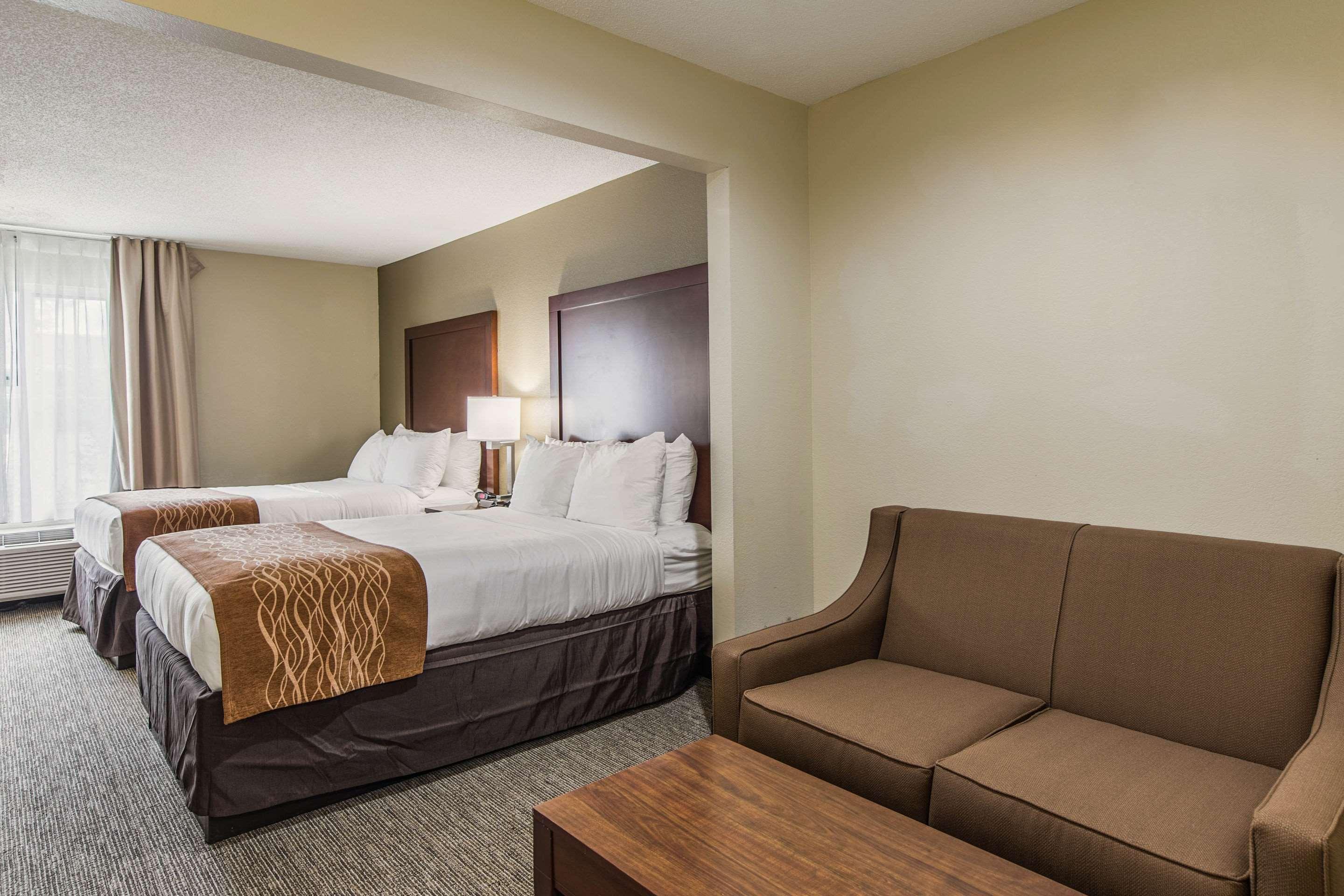 Comfort Inn & Suites Greenwood Near University Buitenkant foto