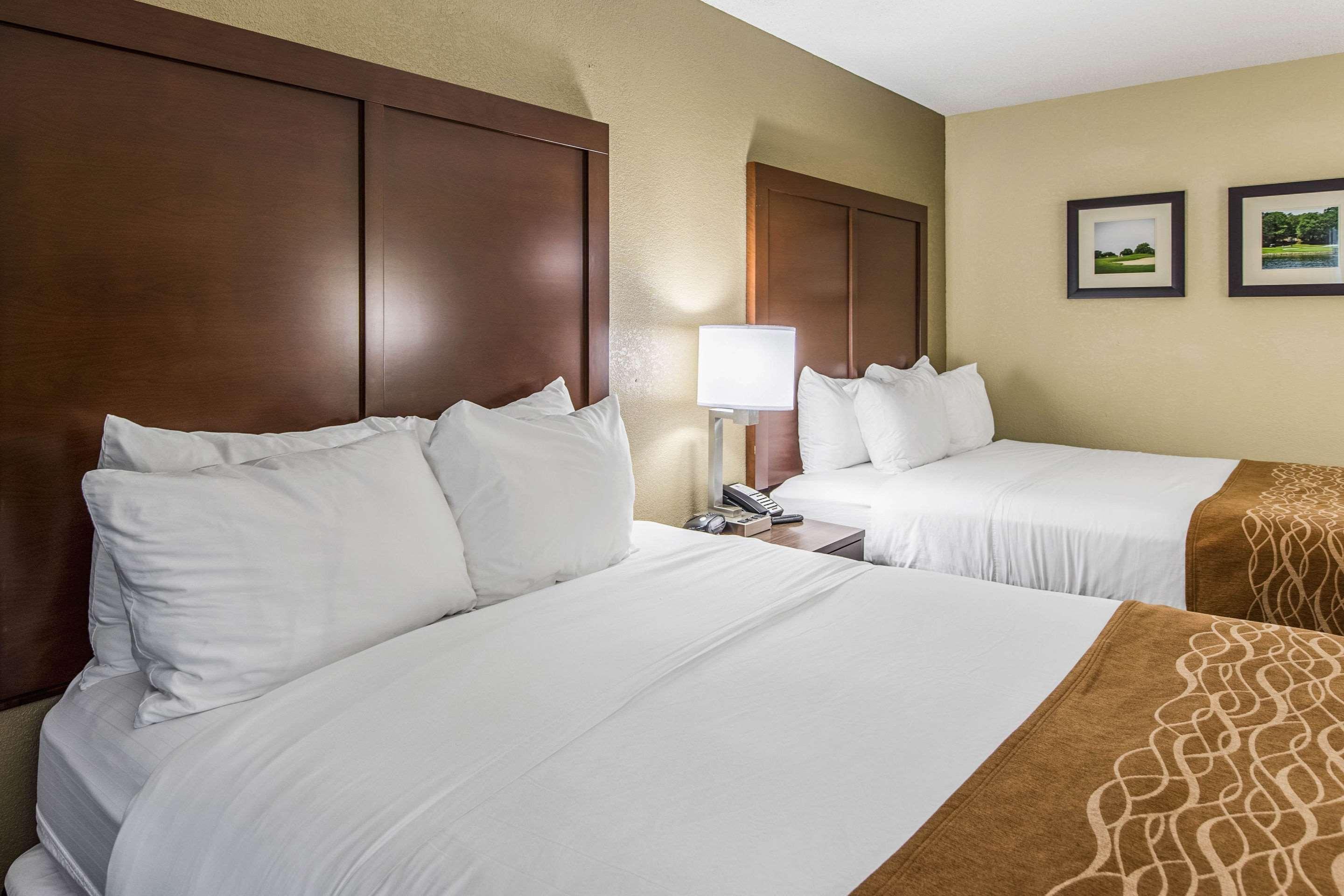 Comfort Inn & Suites Greenwood Near University Buitenkant foto
