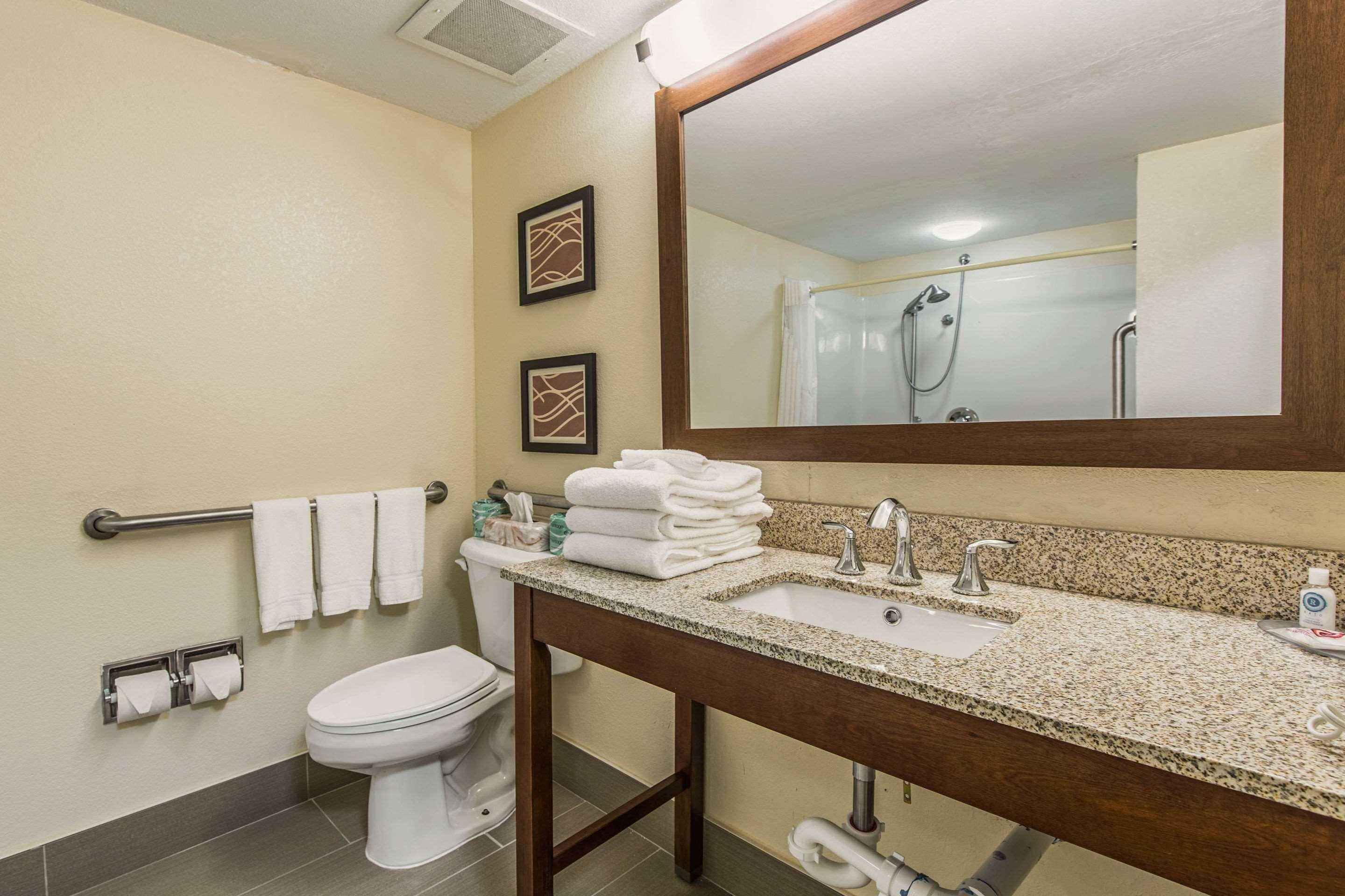 Comfort Inn & Suites Greenwood Near University Buitenkant foto