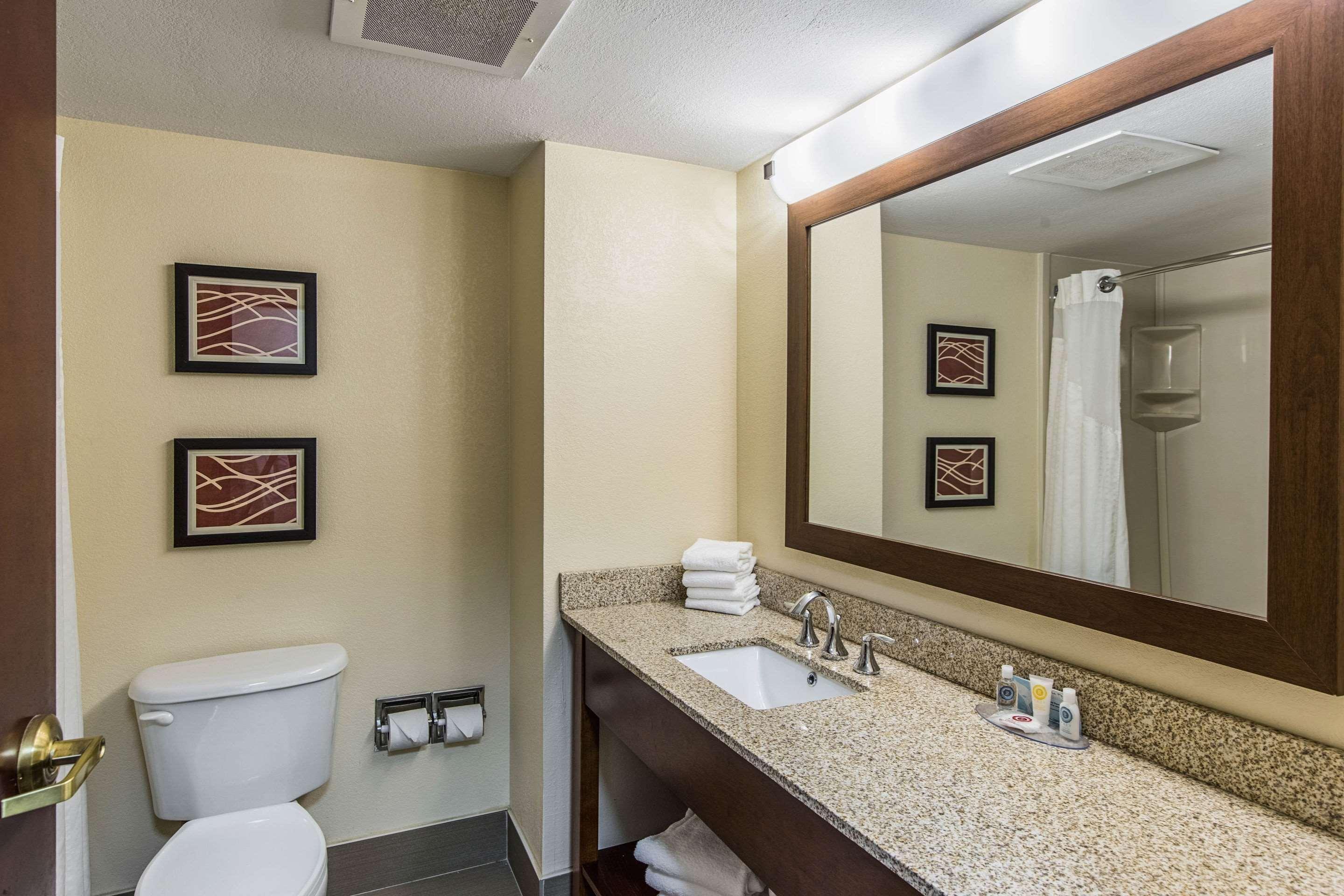 Comfort Inn & Suites Greenwood Near University Buitenkant foto