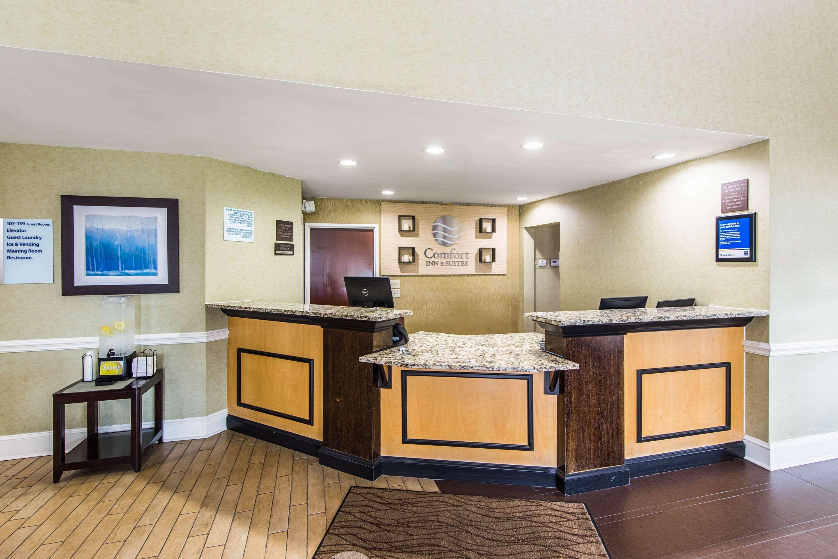 Comfort Inn & Suites Greenwood Near University Buitenkant foto