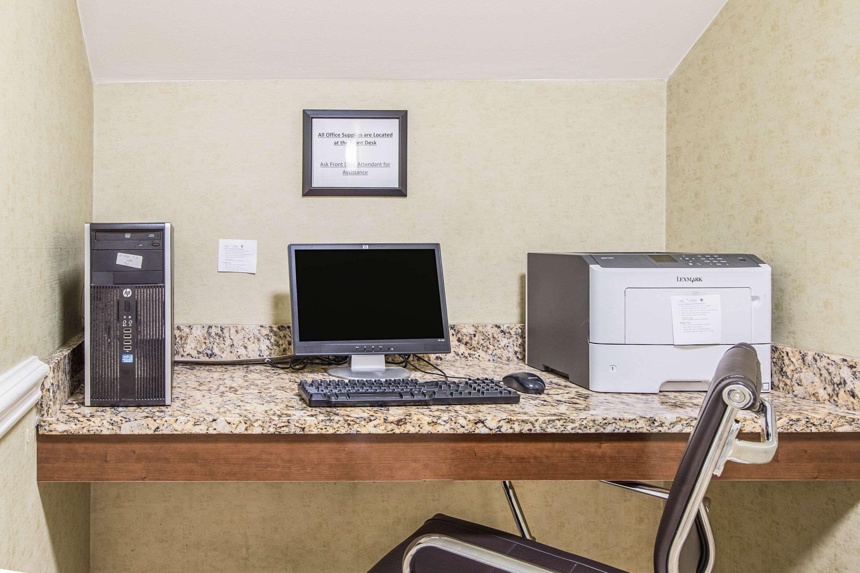 Comfort Inn & Suites Greenwood Near University Buitenkant foto