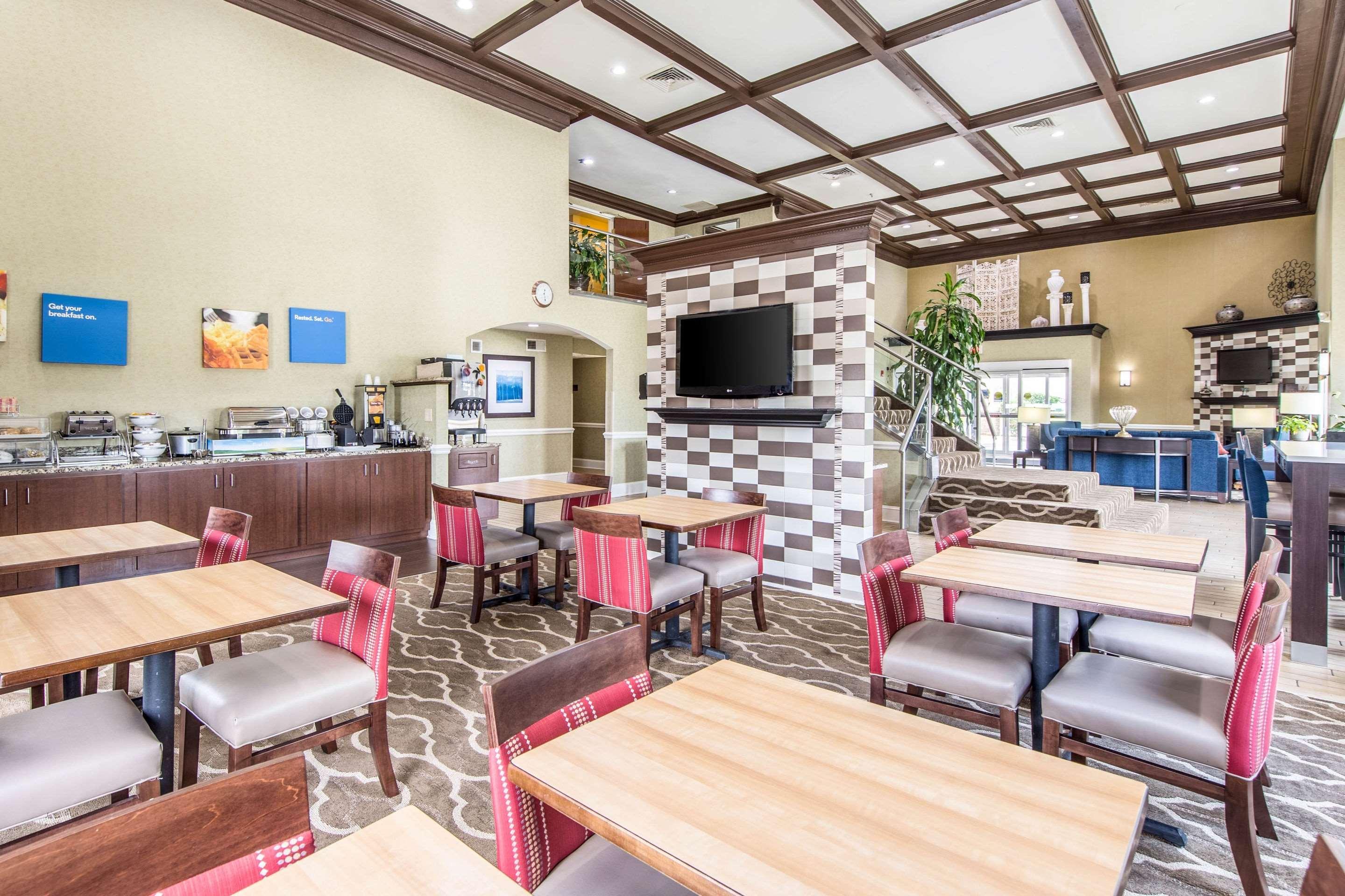 Comfort Inn & Suites Greenwood Near University Buitenkant foto