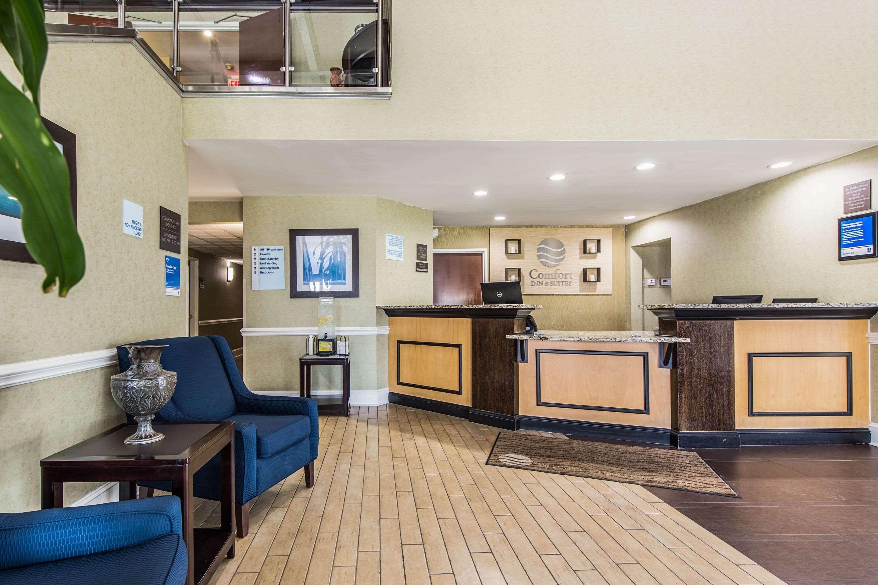 Comfort Inn & Suites Greenwood Near University Buitenkant foto