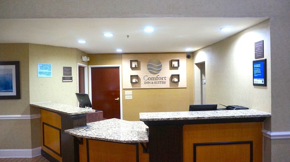 Comfort Inn & Suites Greenwood Near University Buitenkant foto