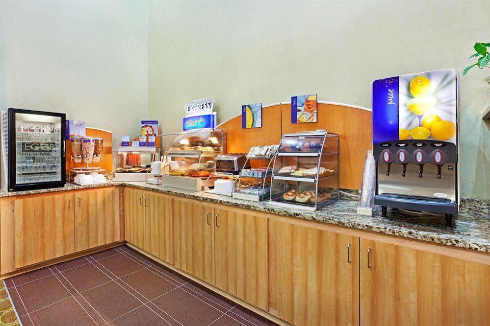Comfort Inn & Suites Greenwood Near University Buitenkant foto